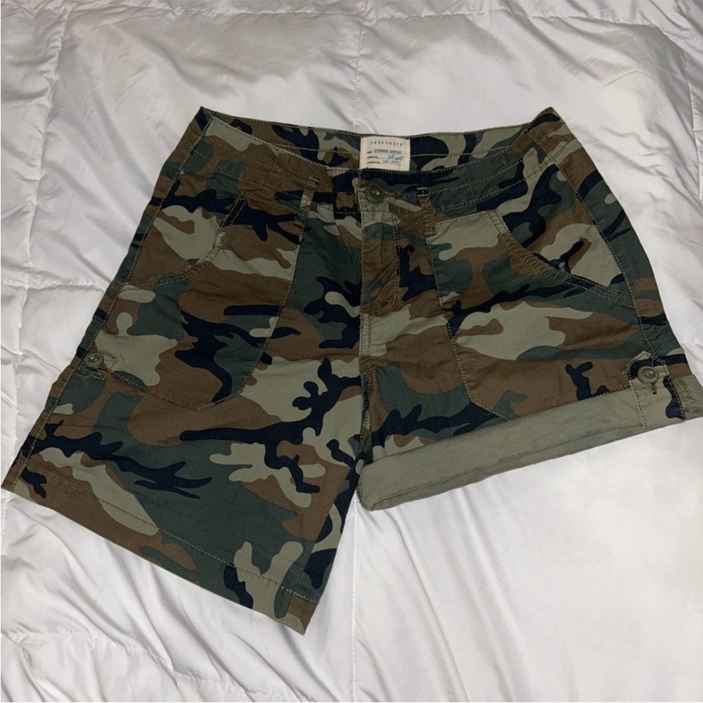Sanctuary Camo mid-rise shorts